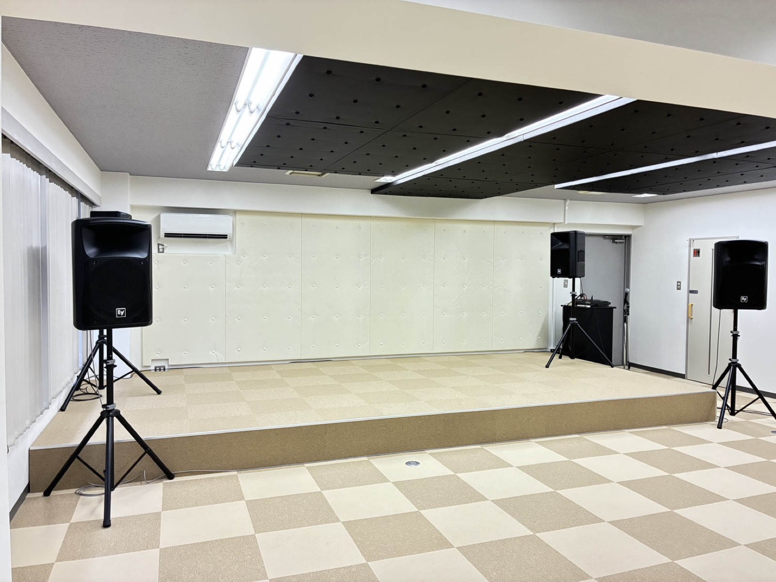 ステージ正面から見た室内